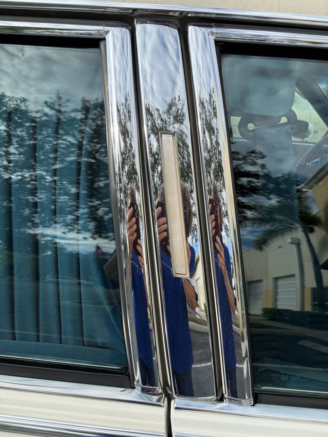 Cadillac-brougham-1992-white-2