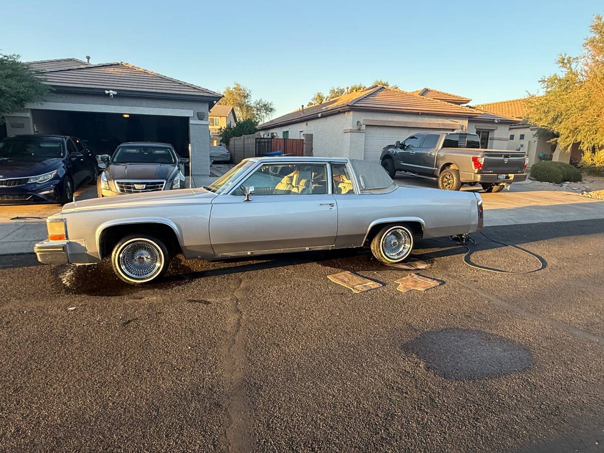 Cadillac-coupe-deville-1984-silver-3