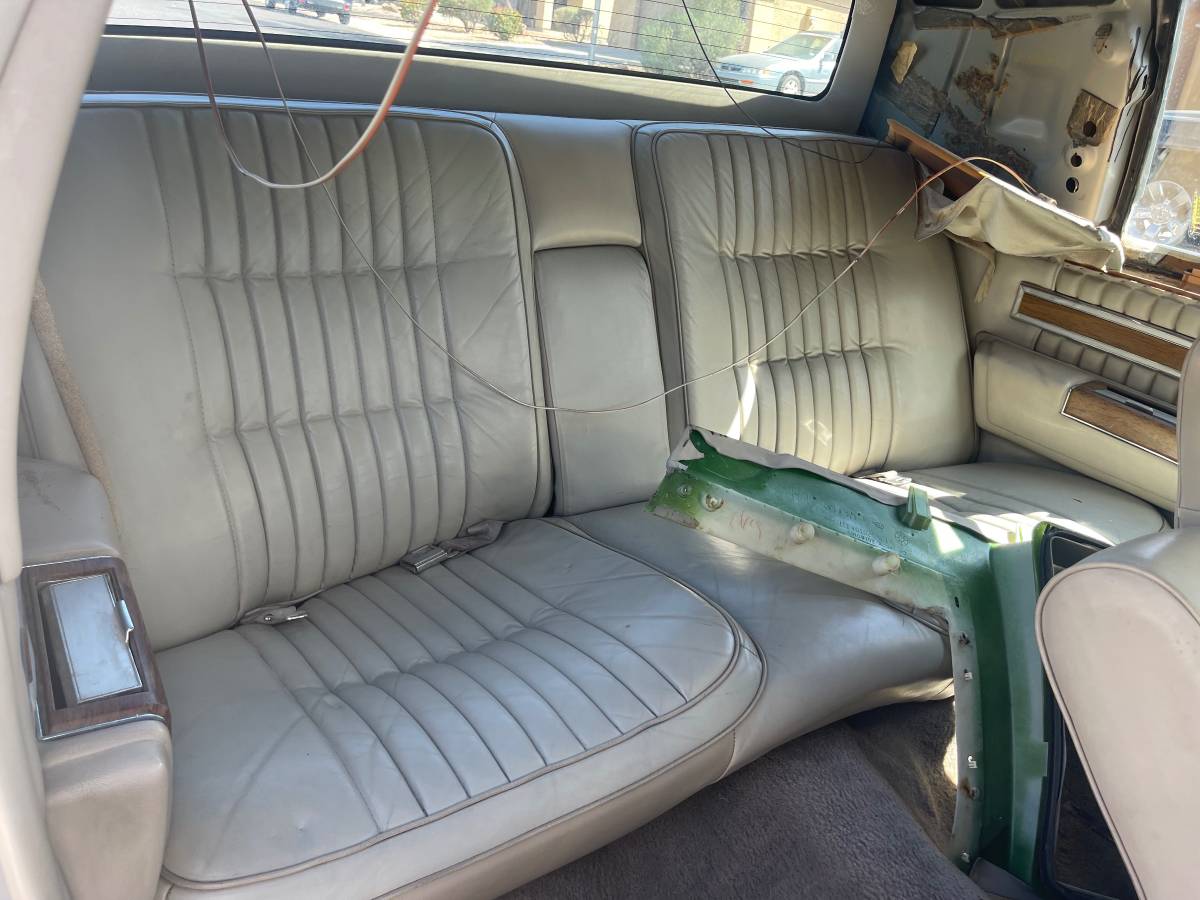 Cadillac-coupe-deville-1984-silver-7