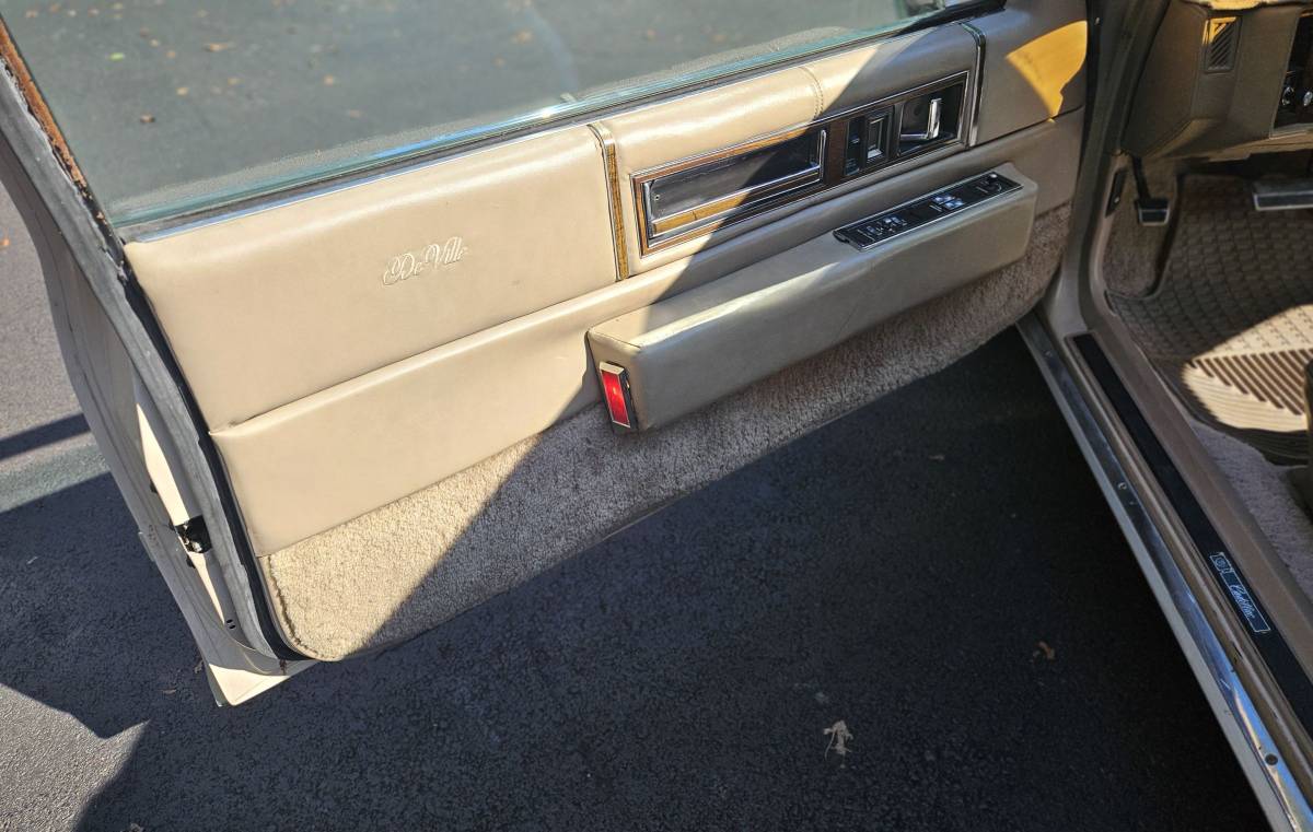 Cadillac-coupe-deville-1989-brown-9