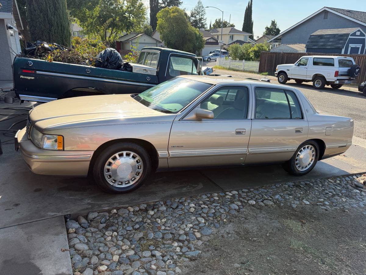 Cadillac-deville-1996-brown-1