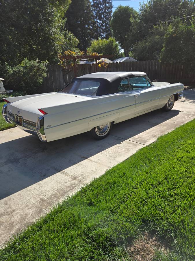 Cadillac-deville-convertible-1964-white-10