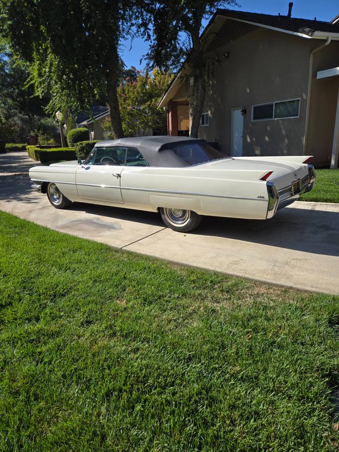 Cadillac-deville-convertible-1964-white-11