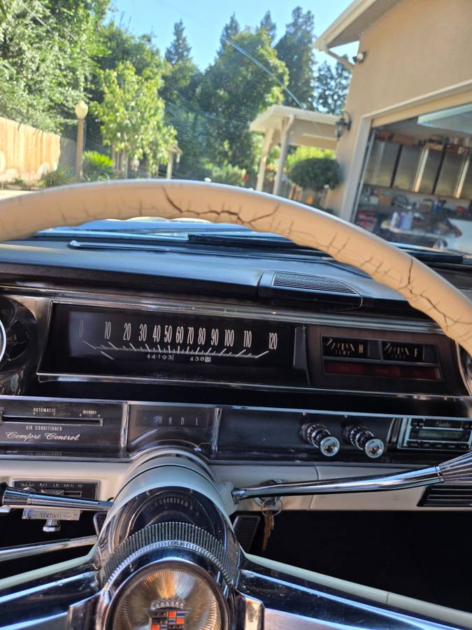 Cadillac-deville-convertible-1964-white-19