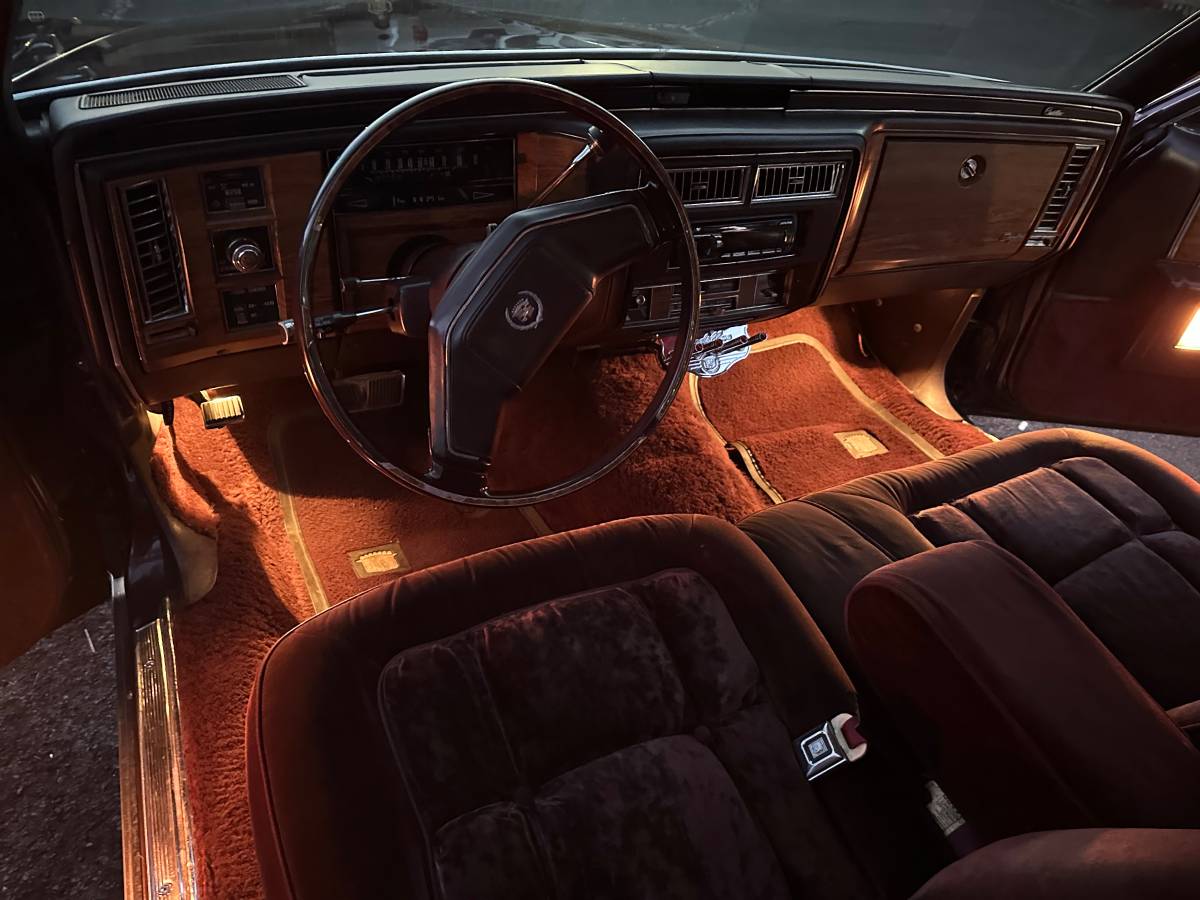Cadillac-fleetwood-1980-1