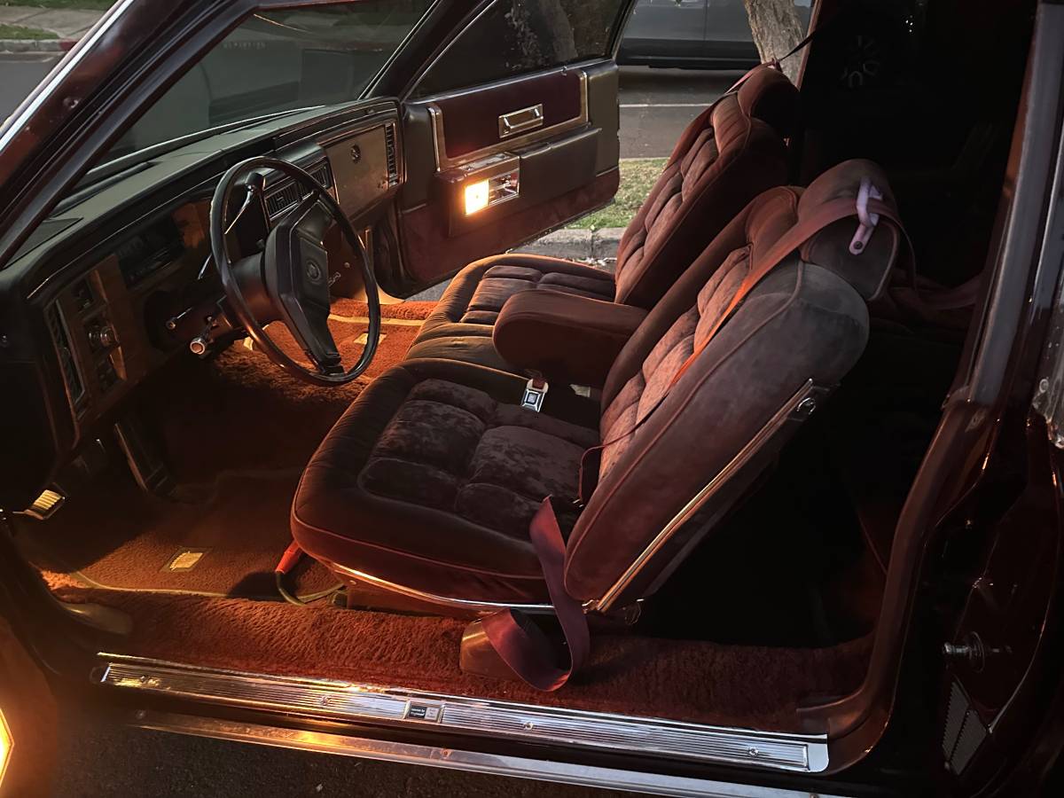 Cadillac-fleetwood-1980-9