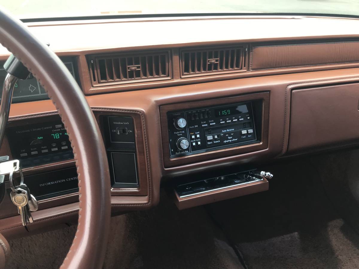 Cadillac-fleetwood-1991-custom-12