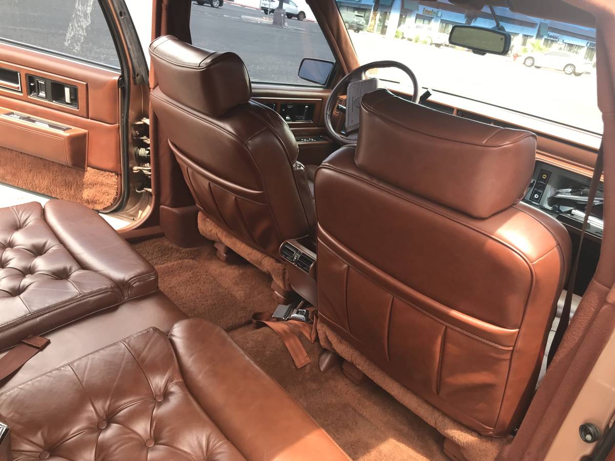 Cadillac-fleetwood-1991-custom-17