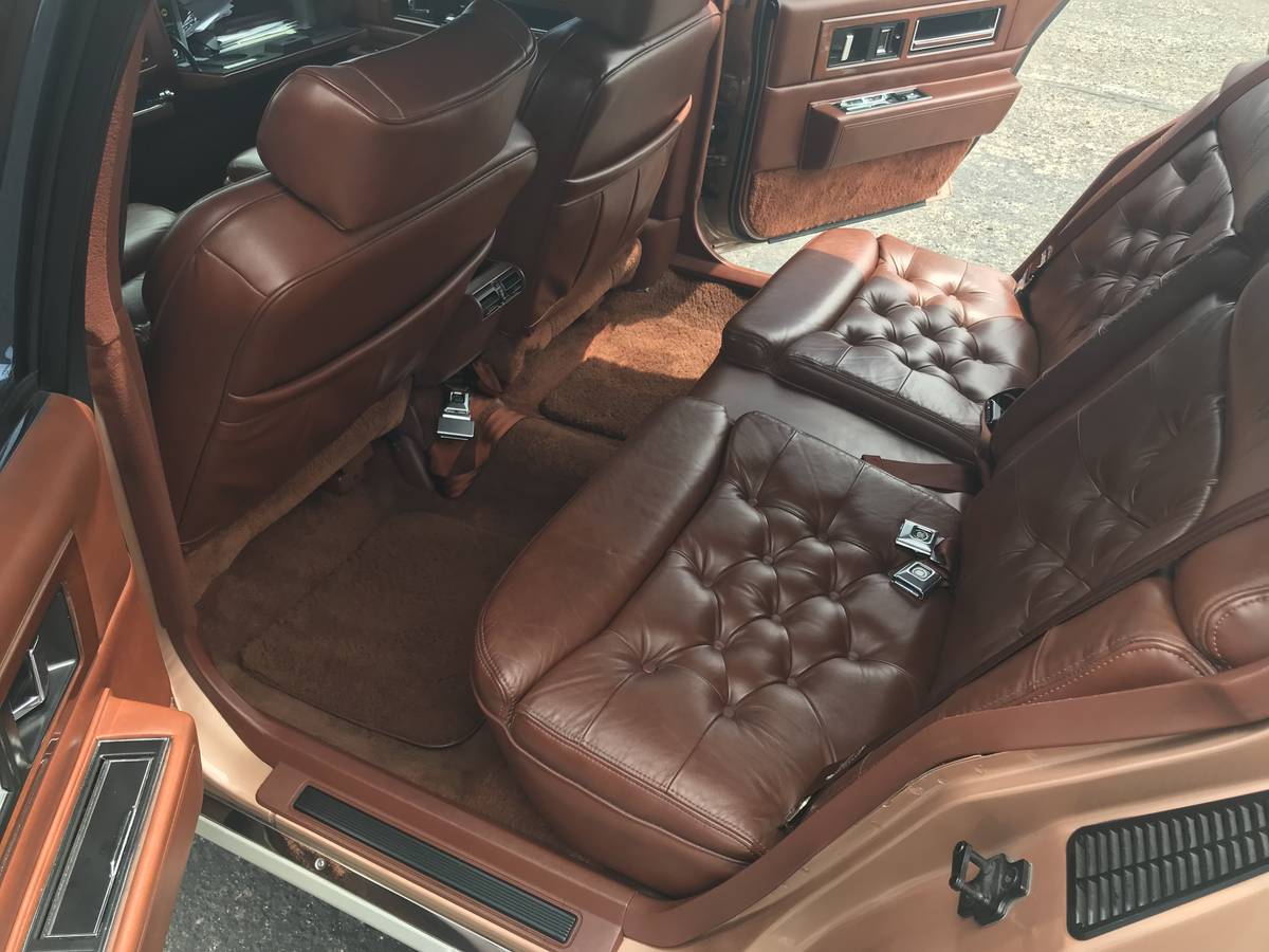 Cadillac-fleetwood-1991-custom-8