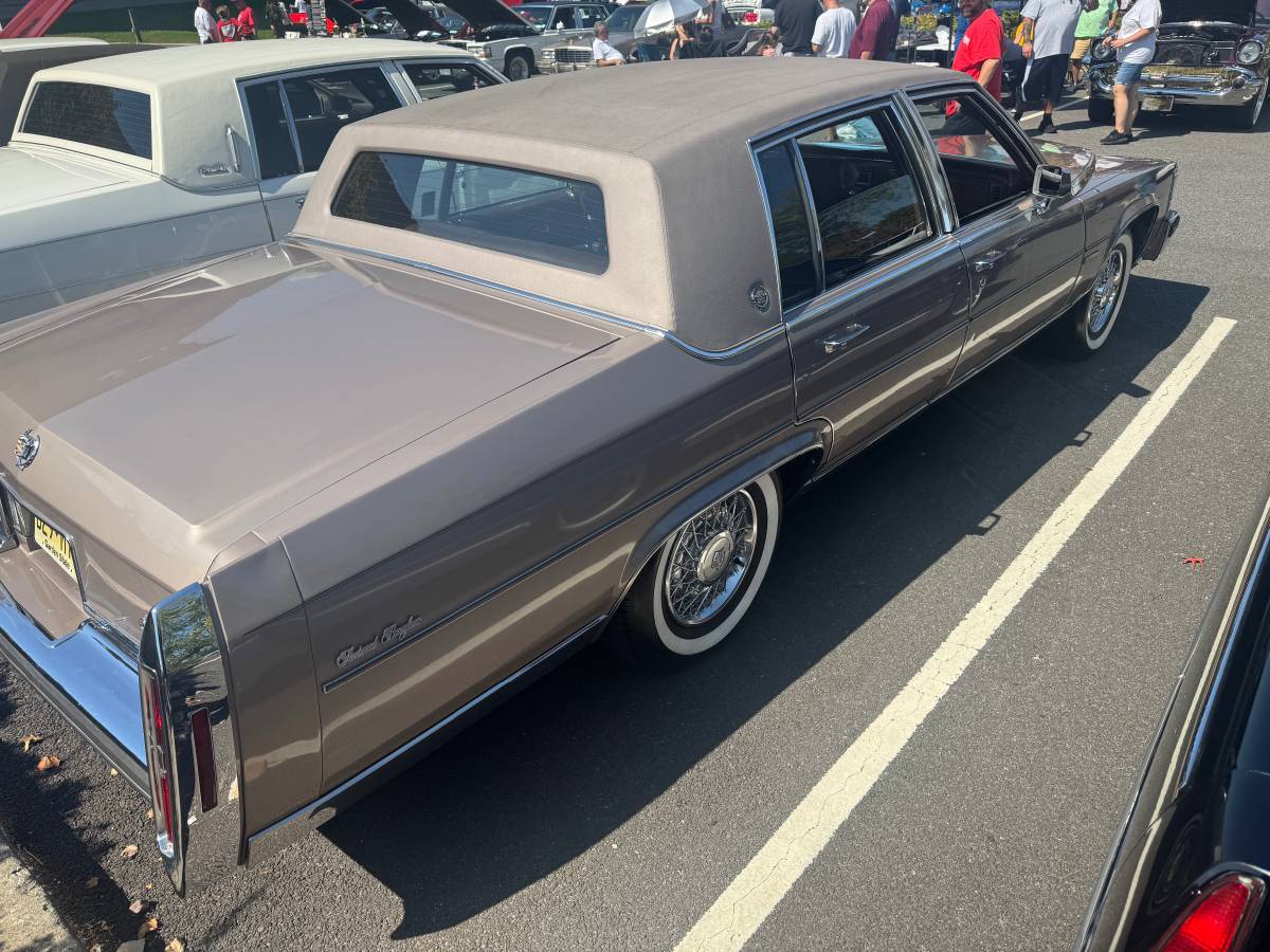 Cadillac-fleetwood-brougham-1982-custom-1