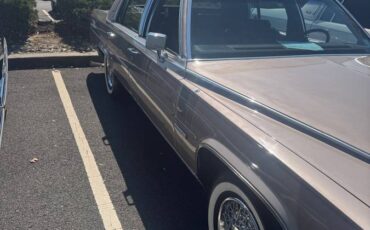 Cadillac-fleetwood-brougham-1982-custom-2