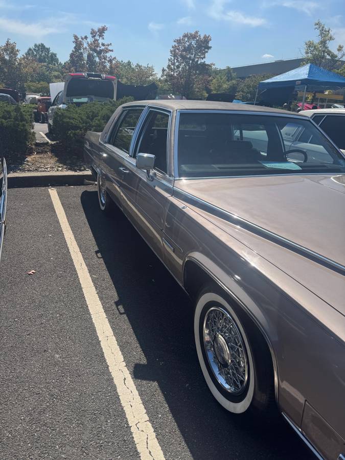 Cadillac-fleetwood-brougham-1982-custom-2