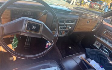 Cadillac-fleetwood-brougham-1982-custom-3