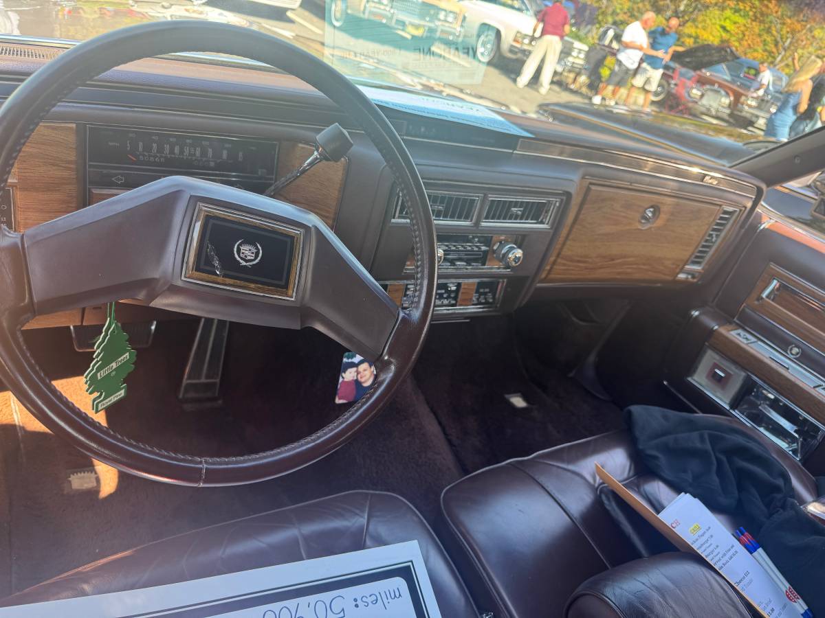 Cadillac-fleetwood-brougham-1982-custom-3