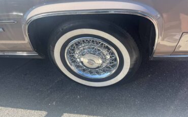 Cadillac-fleetwood-brougham-1982-custom-4