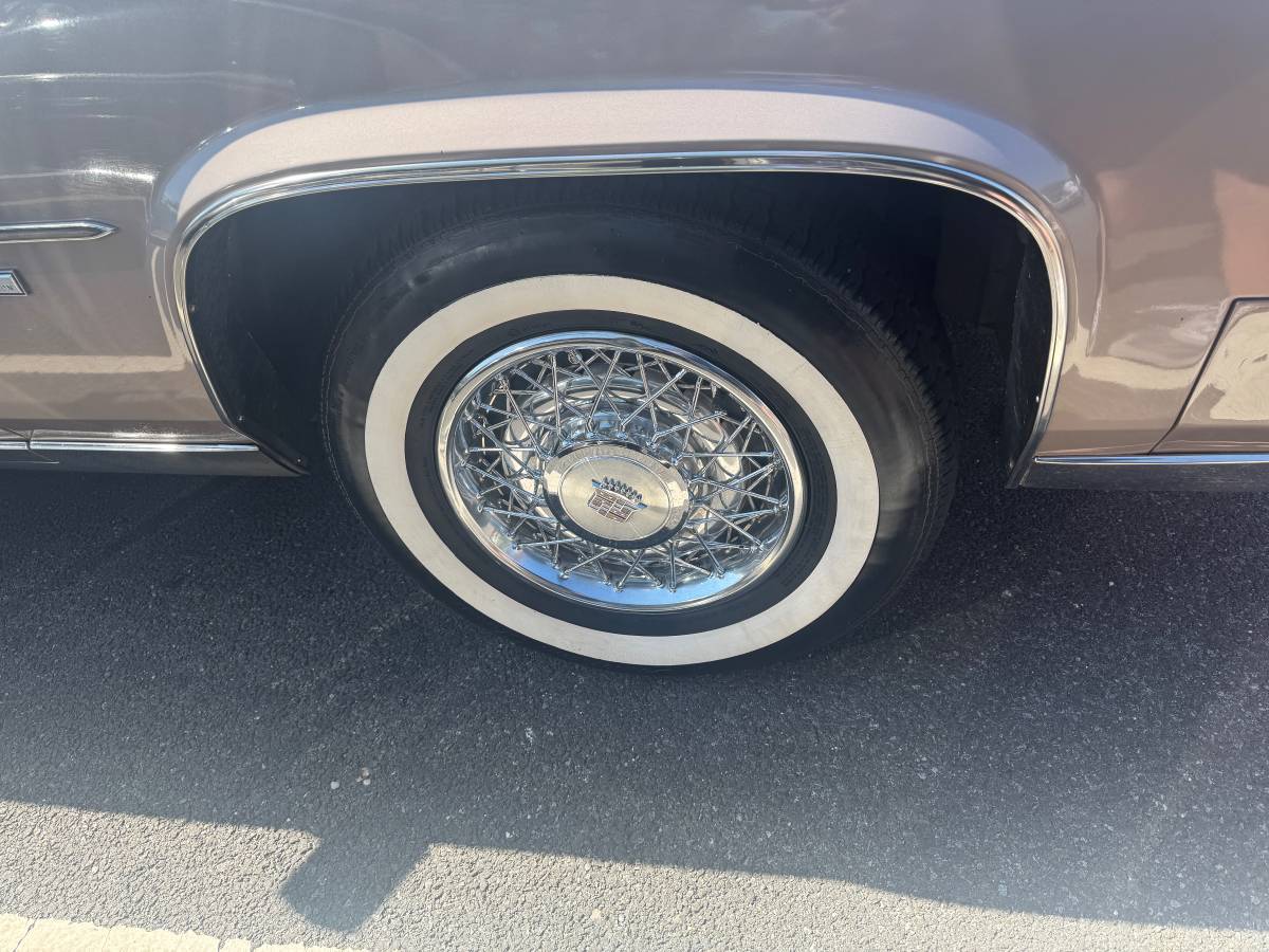 Cadillac-fleetwood-brougham-1982-custom-4