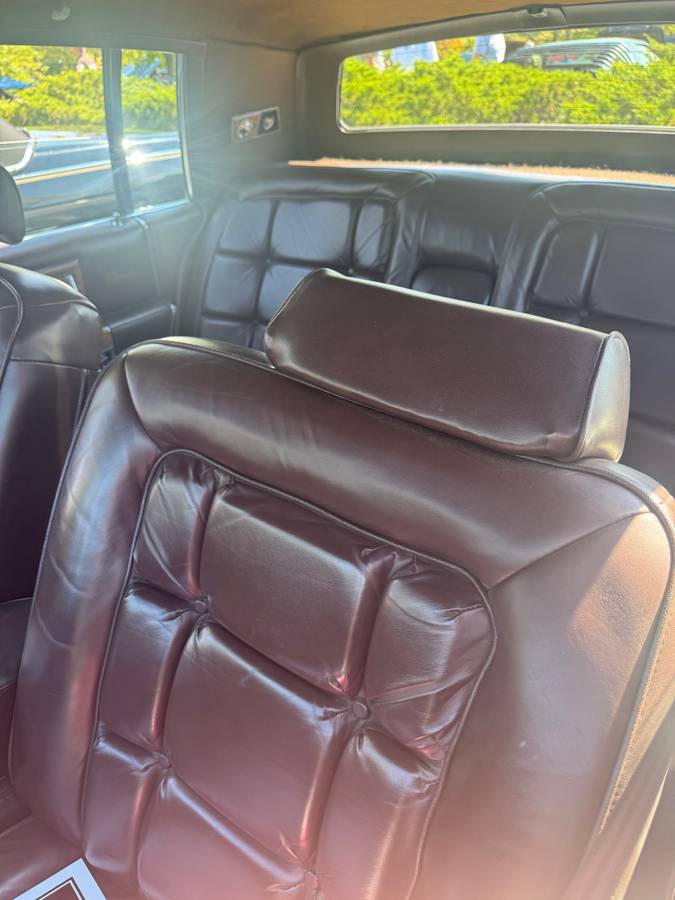 Cadillac-fleetwood-brougham-1982-custom-5