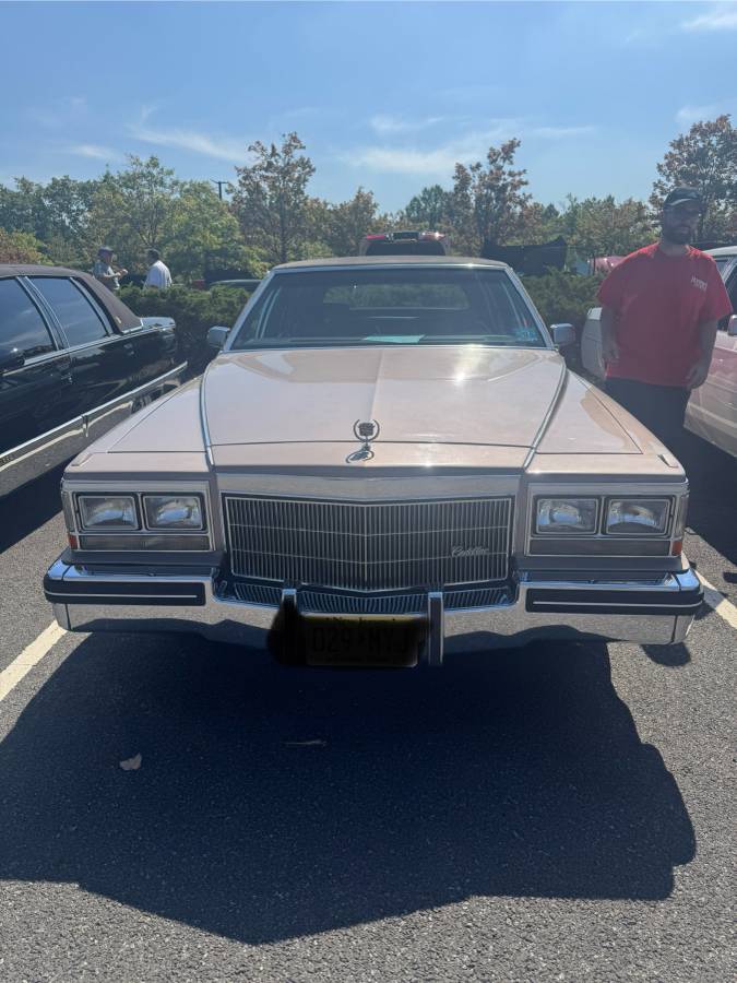 Cadillac-fleetwood-brougham-1982-custom