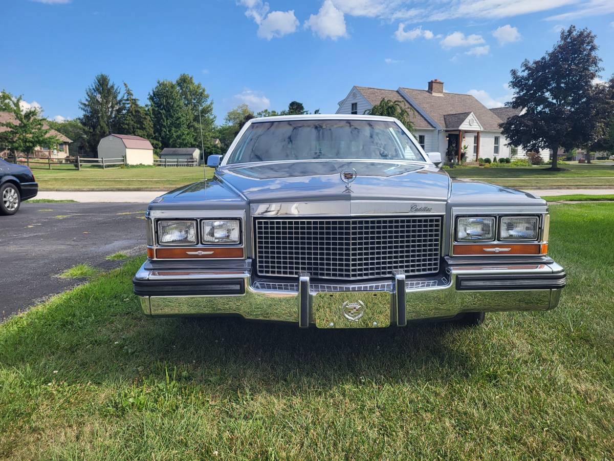 Cadillac-fleetwood-brougham-1987-silver-14