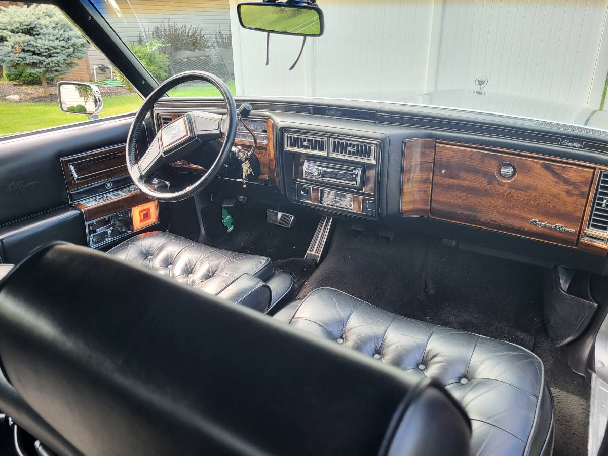 Cadillac-fleetwood-brougham-1987-silver-3