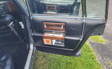 Cadillac-fleetwood-brougham-1987-silver