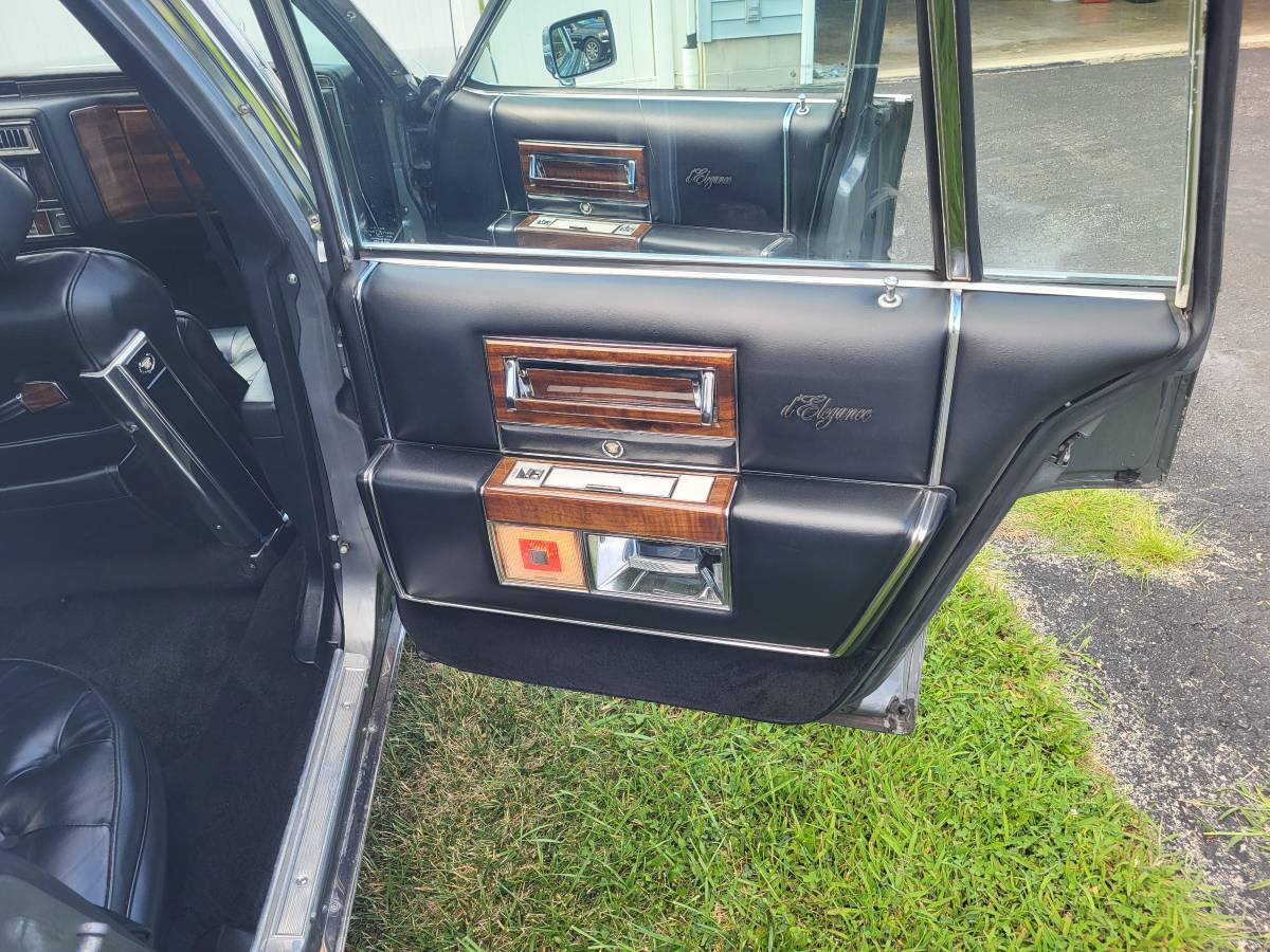 Cadillac-fleetwood-brougham-1987-silver