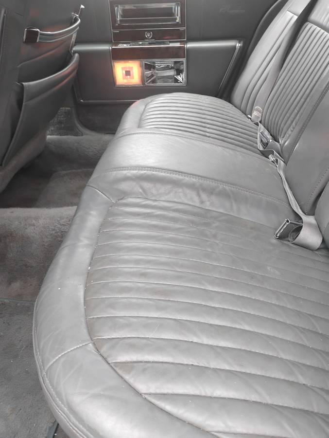 Cadillac-fleetwood-brougham-1991-3