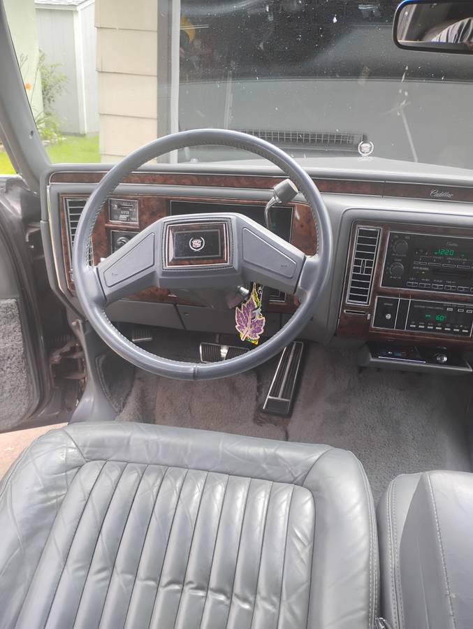 Cadillac-fleetwood-brougham-1991-4