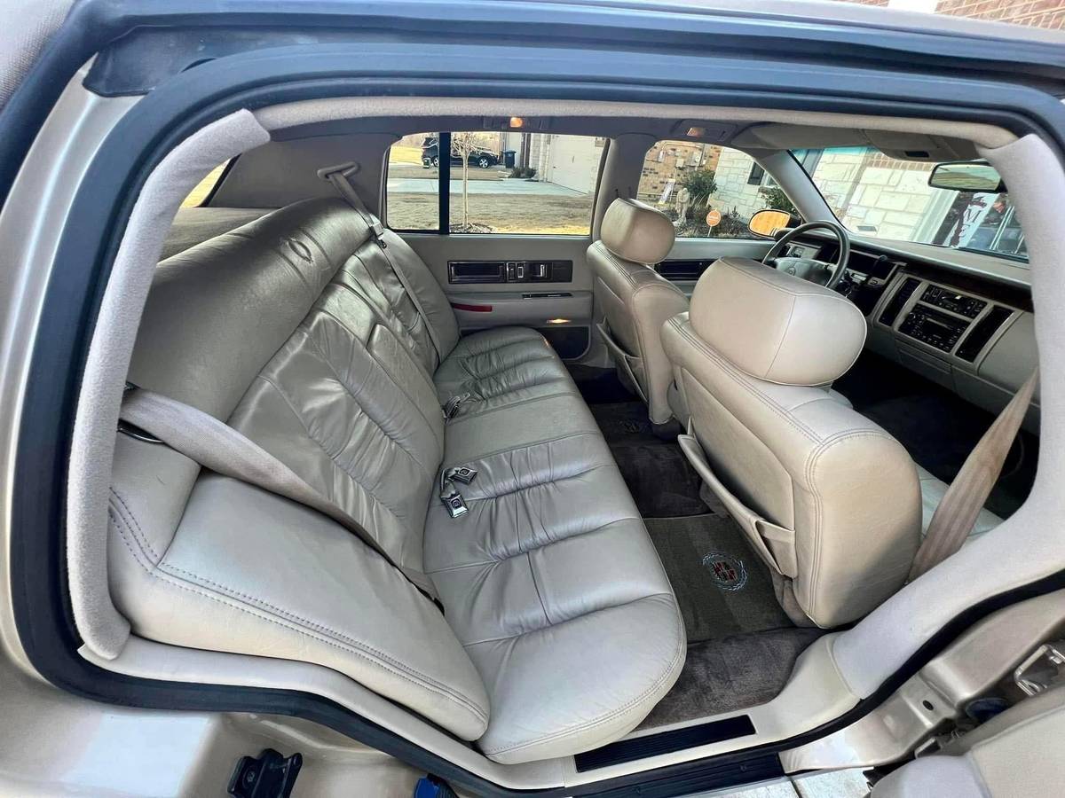 Cadillac-fleetwood-brougham-1996-15