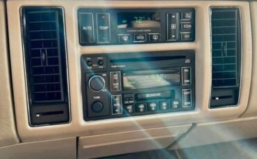 Cadillac-fleetwood-brougham-1996-17