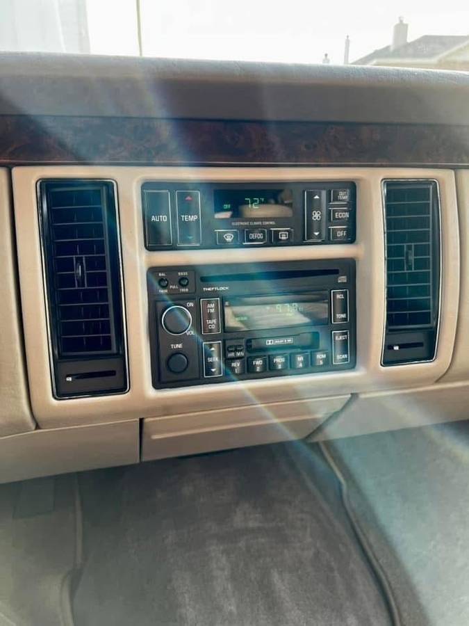 Cadillac-fleetwood-brougham-1996-17