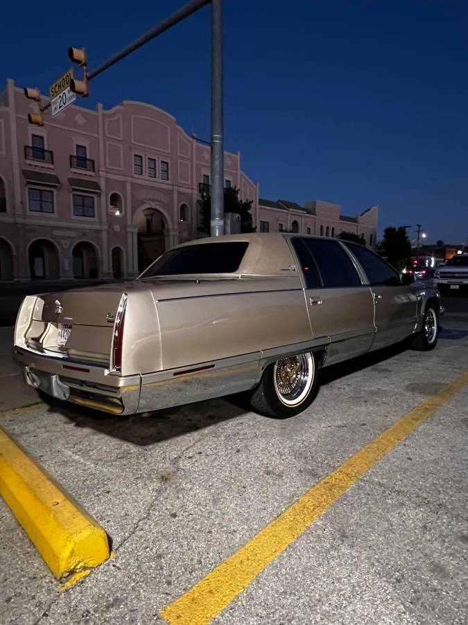 Cadillac-fleetwood-brougham-1996-19