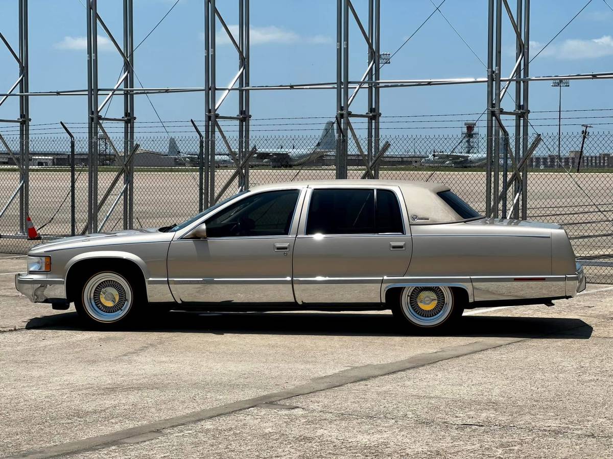 Cadillac-fleetwood-brougham-1996-20