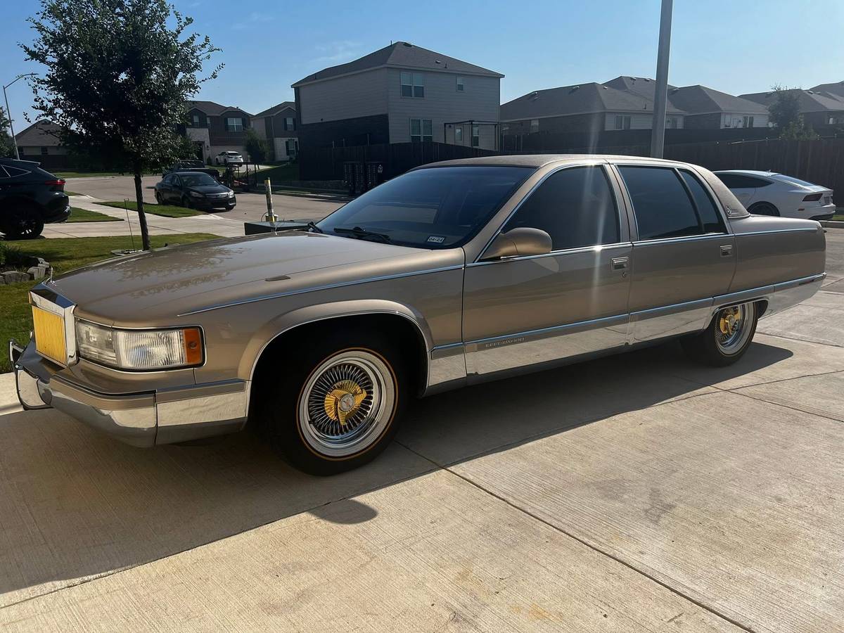 Cadillac-fleetwood-brougham-1996-3