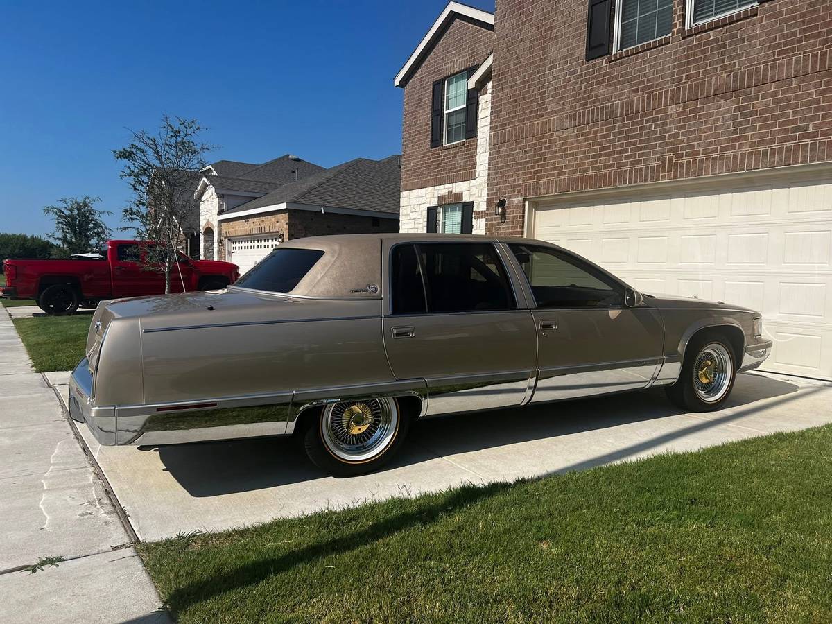 Cadillac-fleetwood-brougham-1996-4
