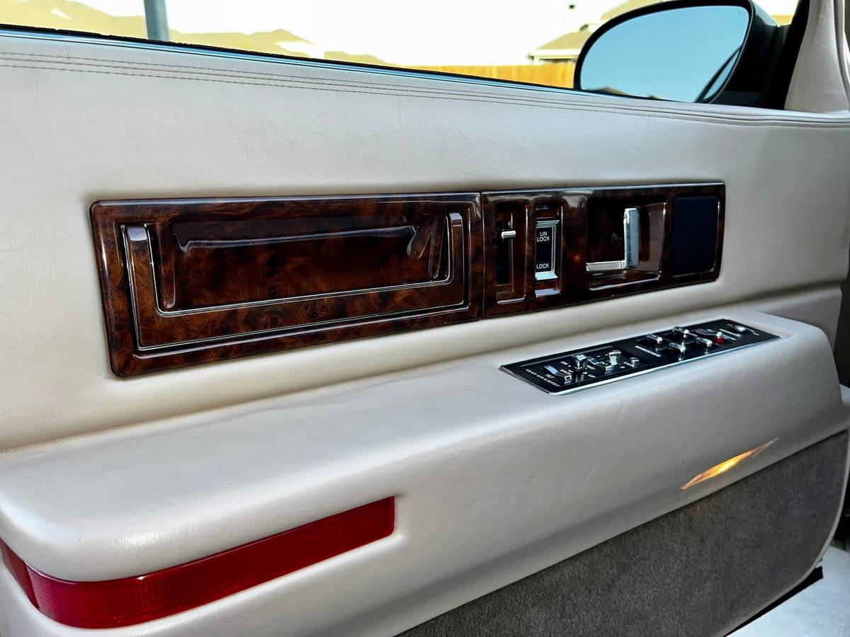 Cadillac-fleetwood-brougham-1996-6