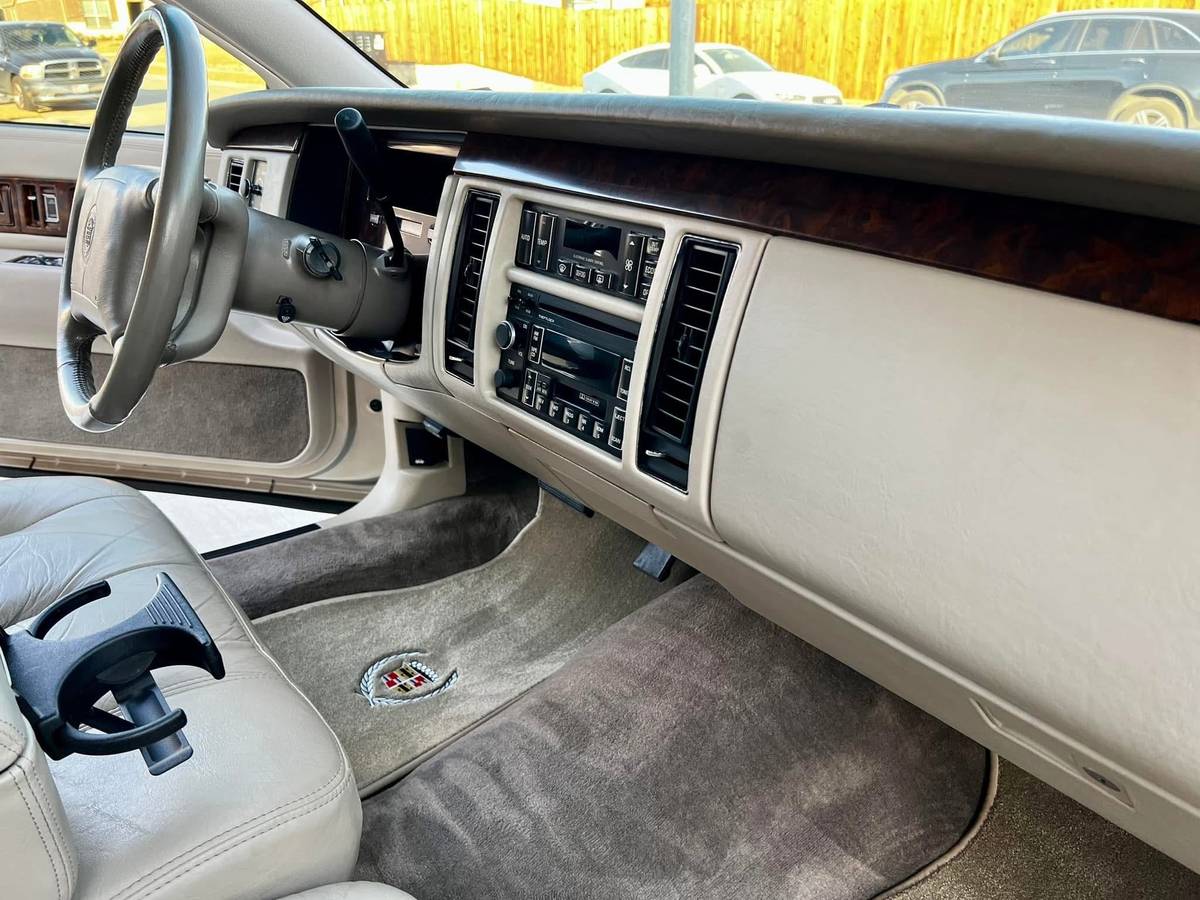 Cadillac-fleetwood-brougham-1996-7