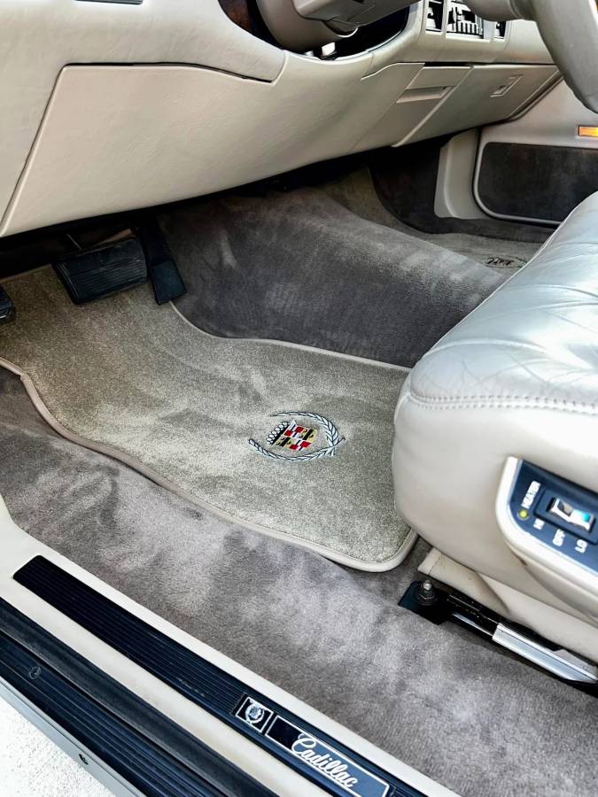 Cadillac-fleetwood-brougham-1996-8