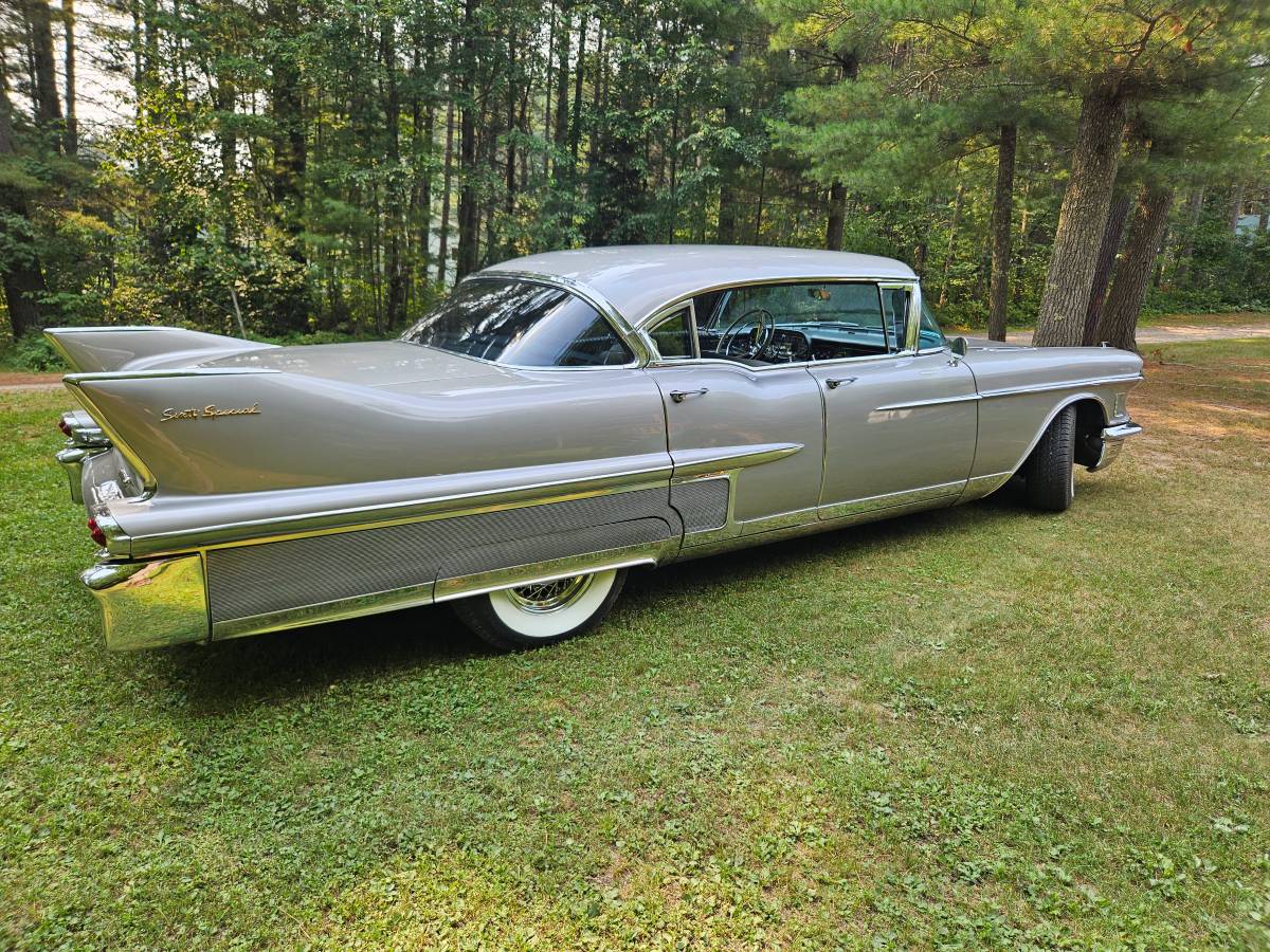 Cadillac-fleetwood-sixty-special-1958-silver-13