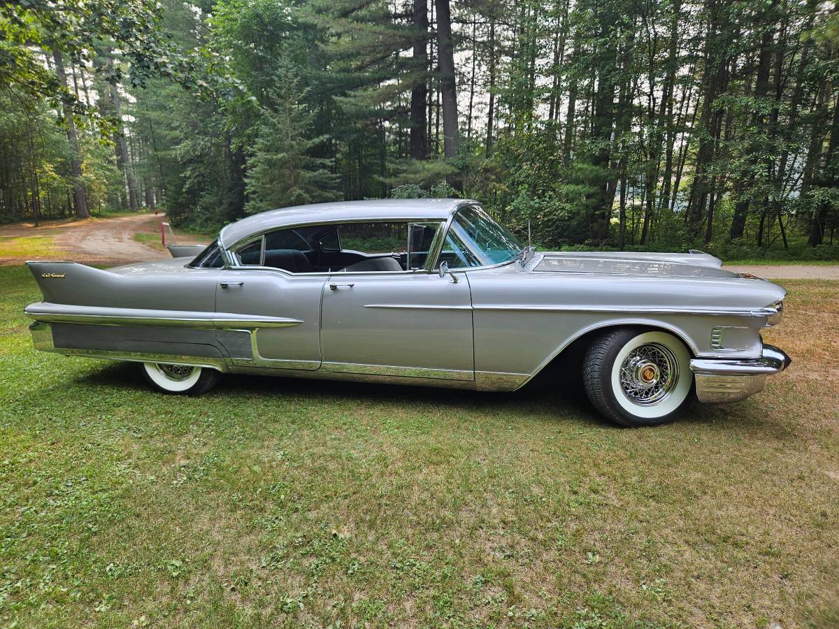 Cadillac-fleetwood-sixty-special-1958-silver-16