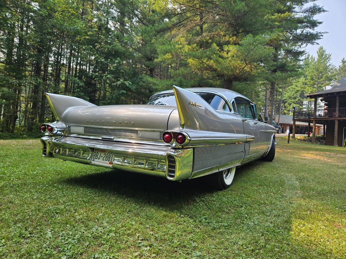 Cadillac-fleetwood-sixty-special-1958-silver-19