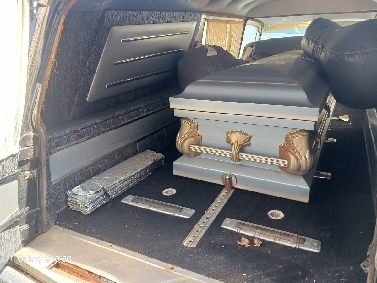 Cadillac-hearse-1964-black-4