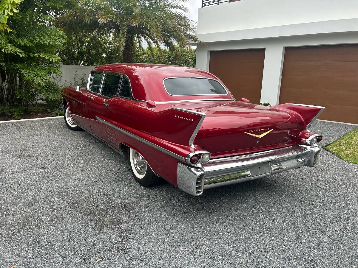 Cadillac-limousine-1958-red-3