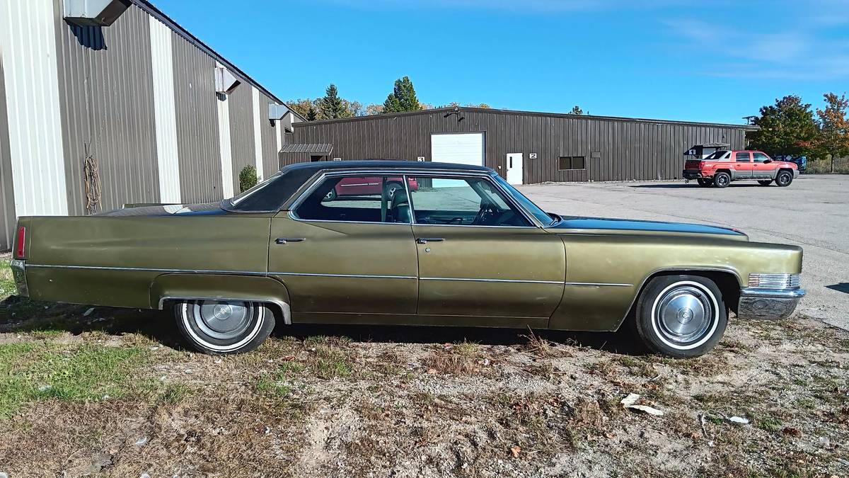 Cadillac-sedan-deville-1970-green-1