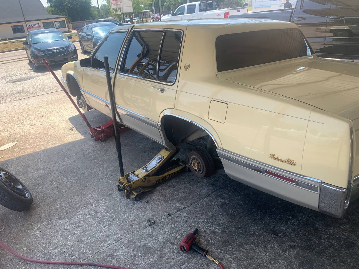 Cadillac-sedan-deville-1991-yellow-4