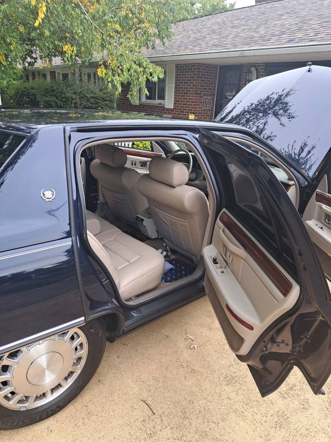 Cadillac-sedan-deville-1996-3