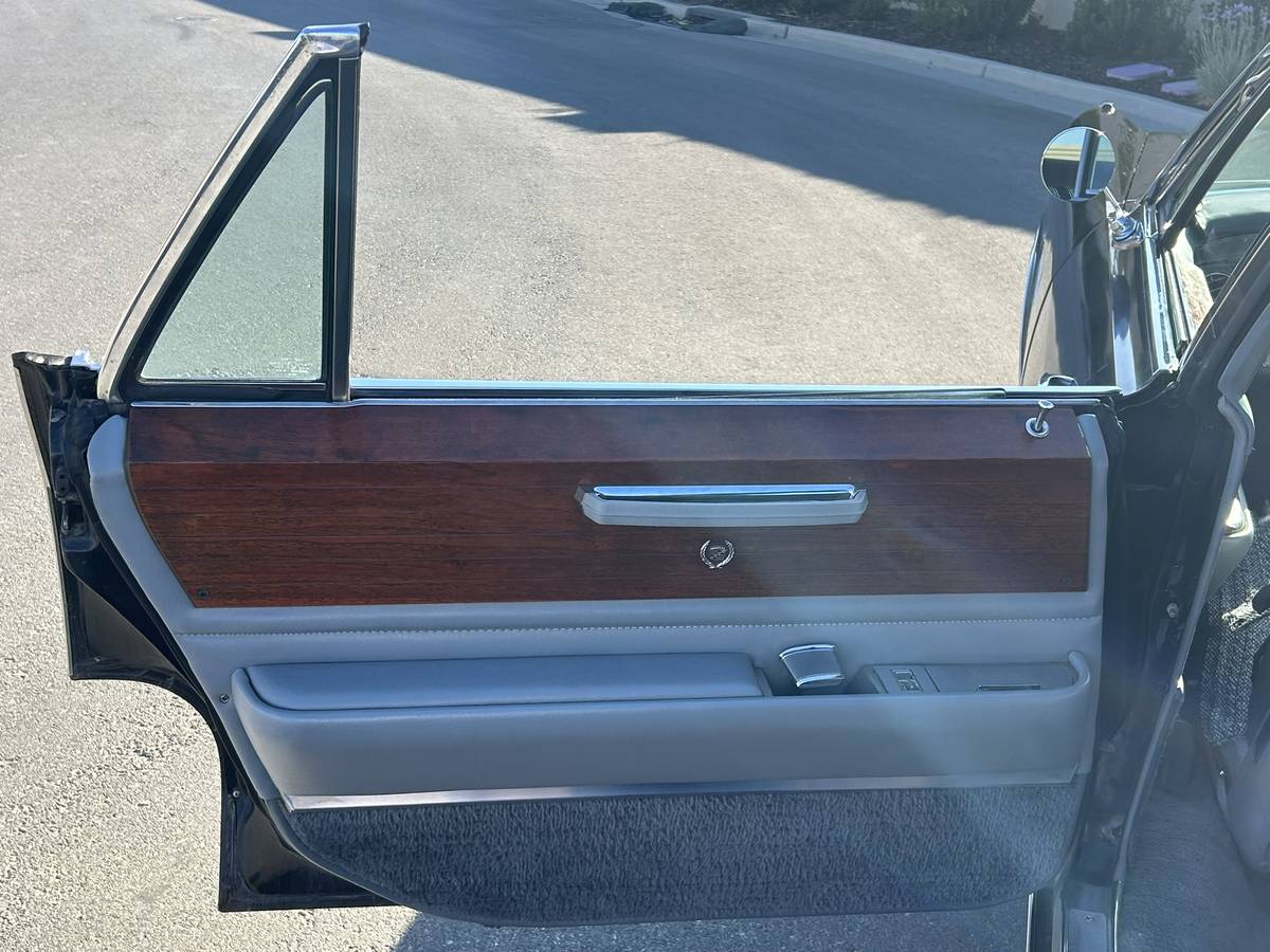 Cadillac-series-sixty-60-fleetwood-1966-black-7
