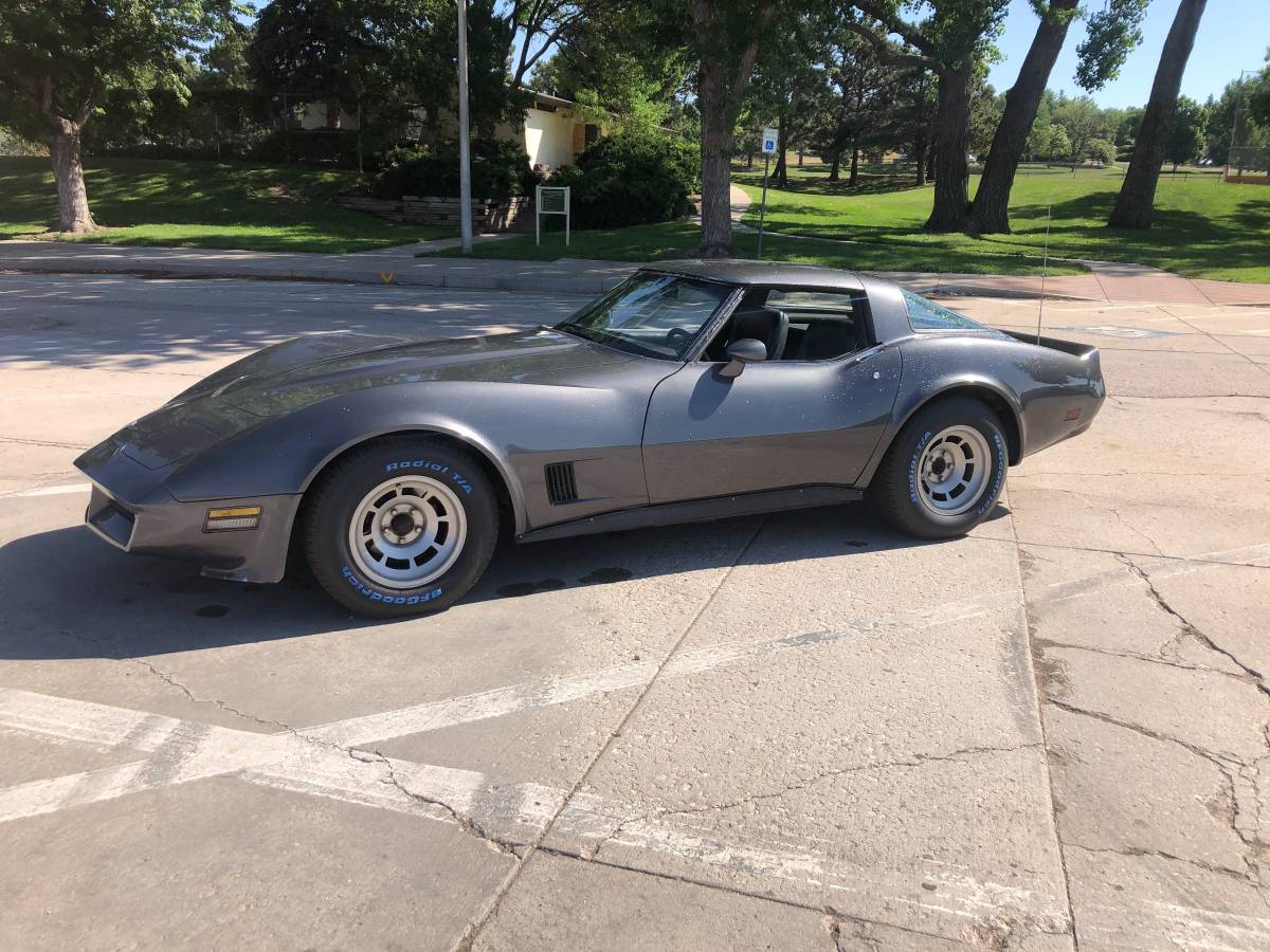 Cheverolet-corvette-1981-grey