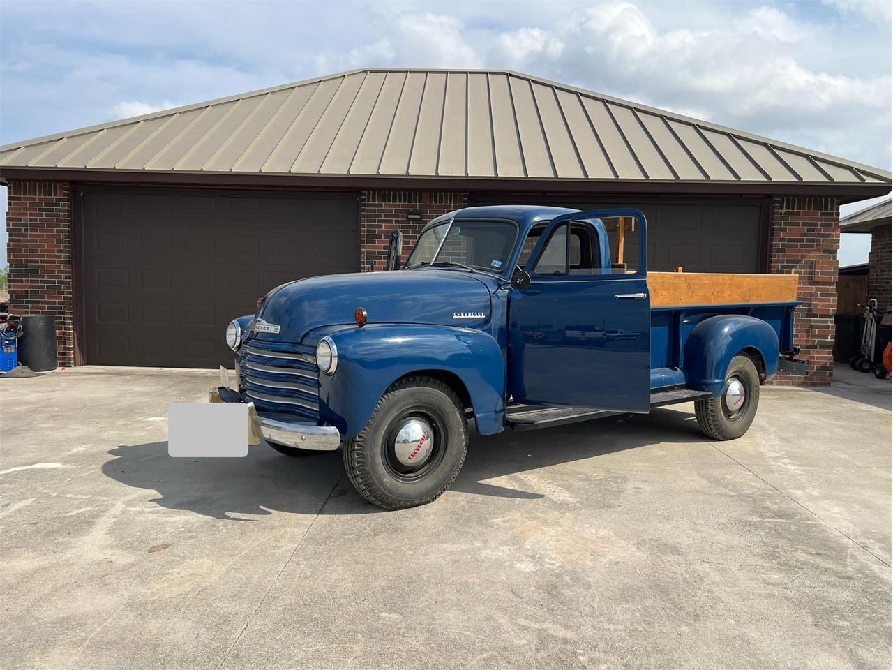 Chevrolet-1-ton-pickup-1951-Blue-Red-seat-1