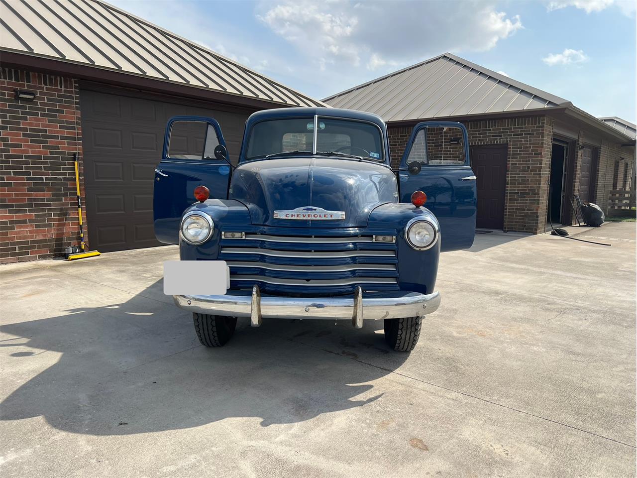 Chevrolet-1-ton-pickup-1951-Blue-Red-seat-11